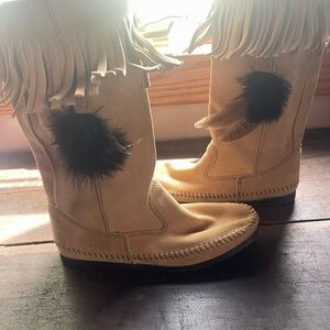 MINNETONKA Tan Suede Fringe Boots with Black Feather Accent size 8